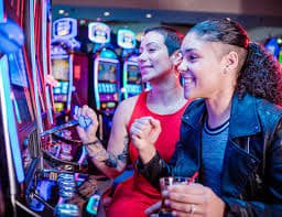 Responsible gaming notice alongside the 77 bat Jewel Rush themed slot page